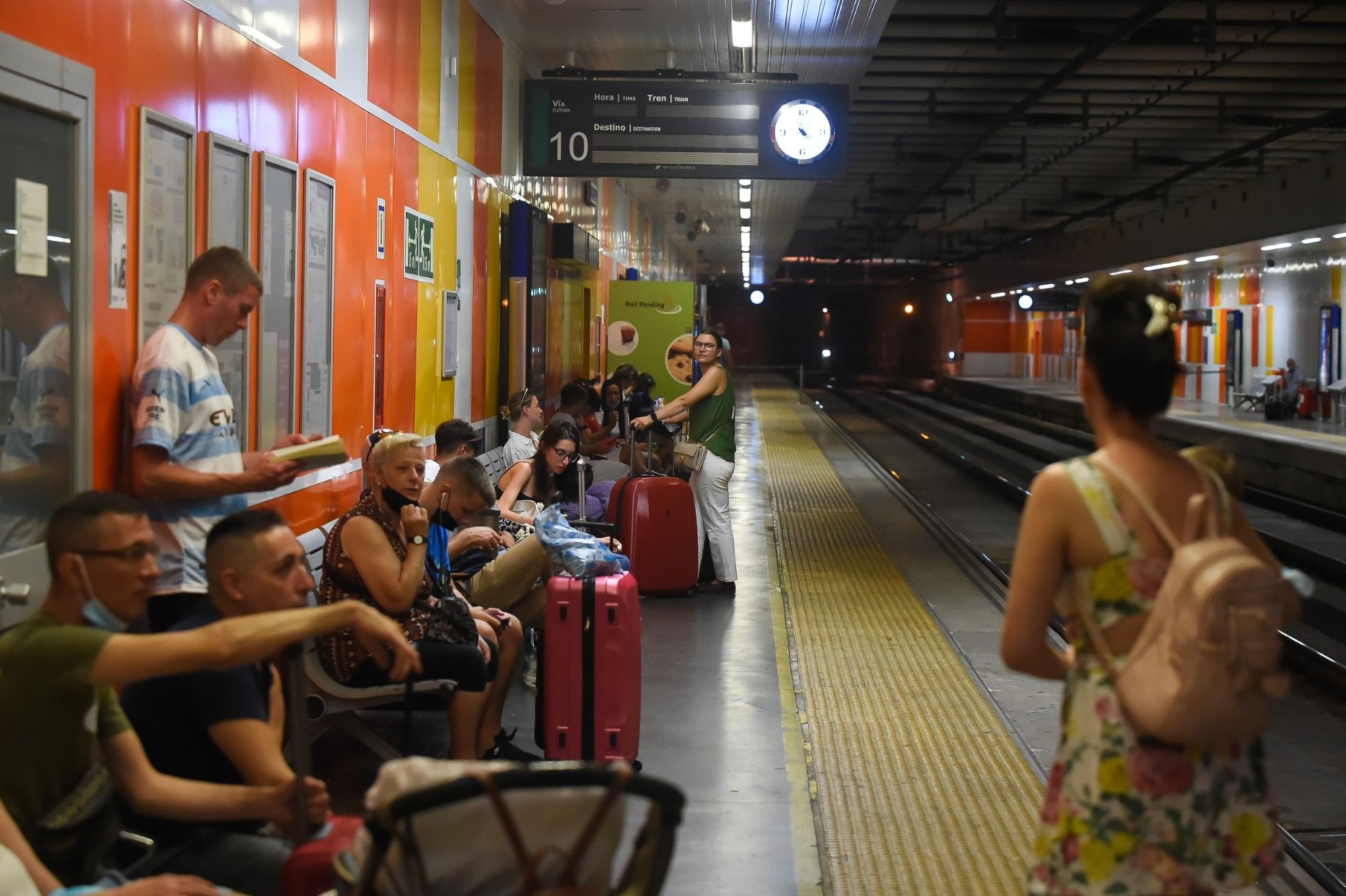 Ya se pueden adquirir los nuevos abonos gratuitos del Cercanías en la estación María Zambrano