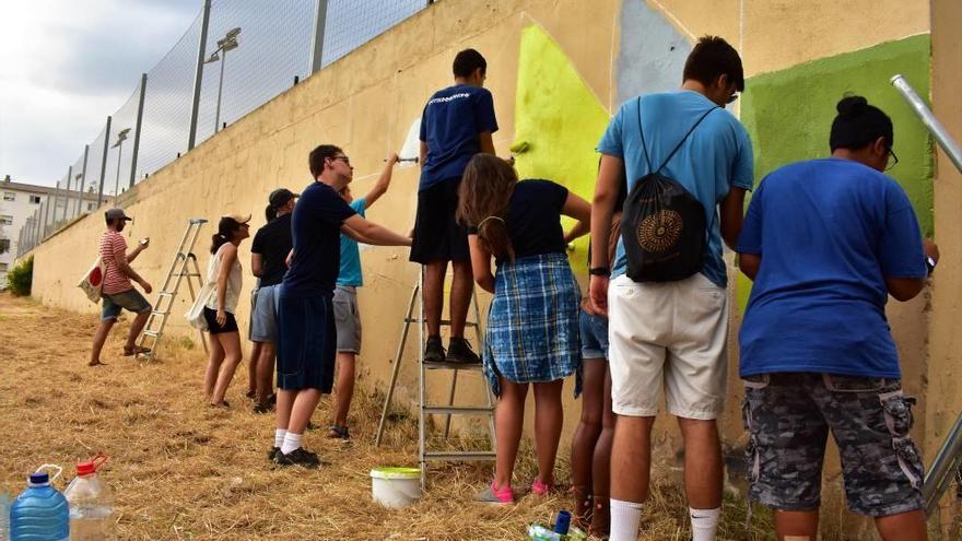 Alumnos de institutos de diversas ciudades norteamericanas pintan un mural ideado al azar.