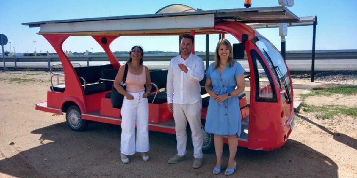 El vehículo eléctrico que conecta el Terrón con la playa de Nueva Umbría.