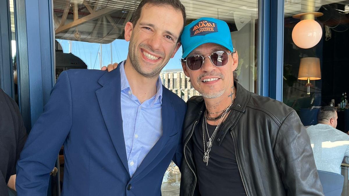 Marc Anthony, con el director de sala del restaurante Velíssima.