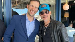 Marc Anthony, con el director de sala del restaurante Velíssima.