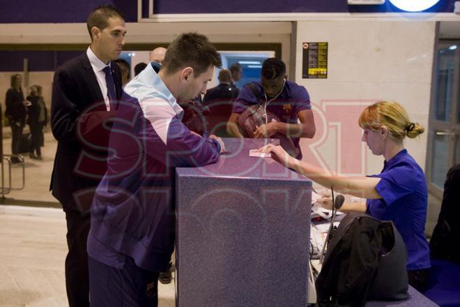 Messi, triste y abatido en el aeropuerto de Sevilla