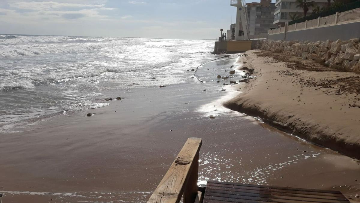 La playa de los Arenales, en Elche, sufre de nuevo pérdida de arena y el agua ha subido hasta las pasarelas en algunas zonas. | ANTONIO AMORÓS