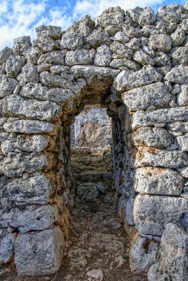 Restos de un pasillo de la cultura talayótica, construida sin cemento ni materiales adicionales