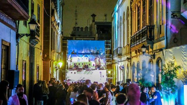 Calle Luis Millares, con invitados de la fiesta de 'Con Estilo'. // José Carlos Guerra