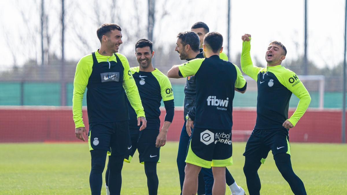 Varios futbolistas del Mallorca bromean con Xim López, preparador físico del primer equipo.