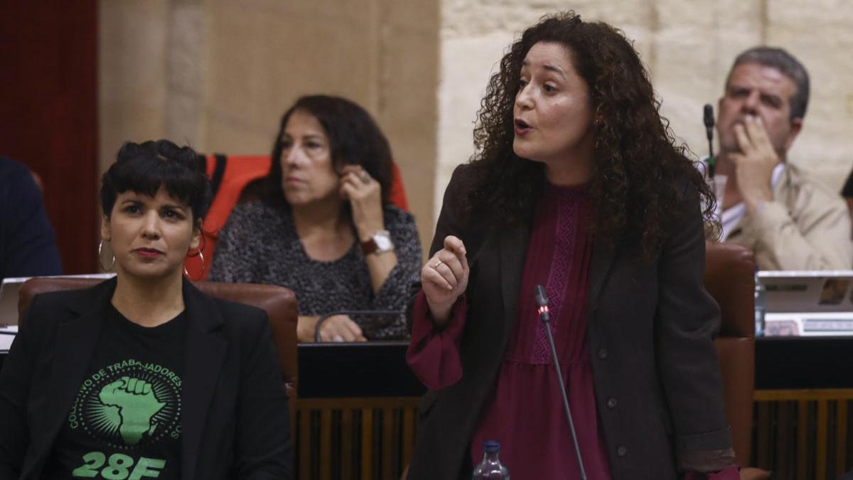 Teresa Rodríguez, en marzo, junto a la parlamentaria de IU que propuso su expulsión, Inmaculada Nieto.