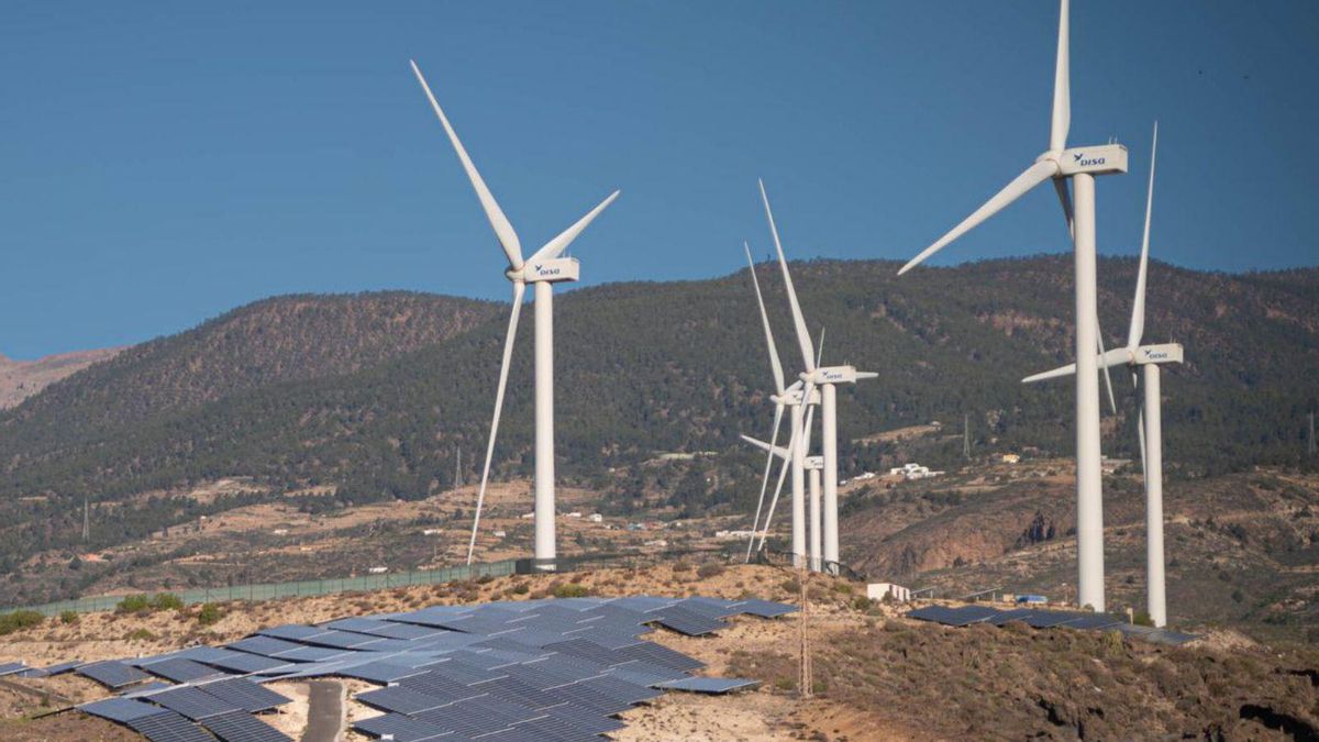 Un parc eòlic i fotovoltaic.