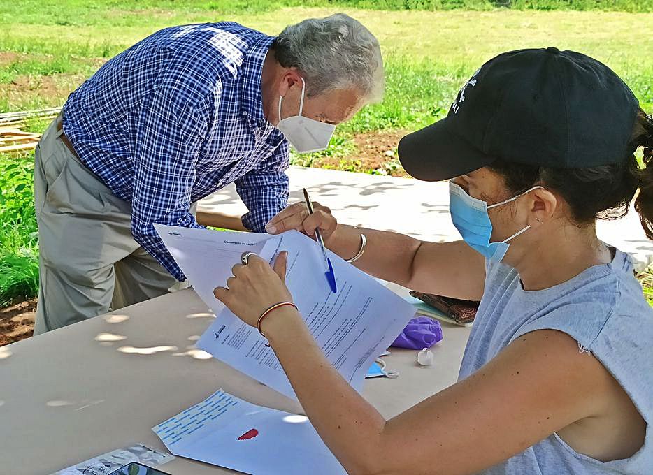 Manuel Argüelles, junto a Malena García, de la ARMH, rellena el formulario para realizar la toma de muestras para la prueba genética. Debajo, u