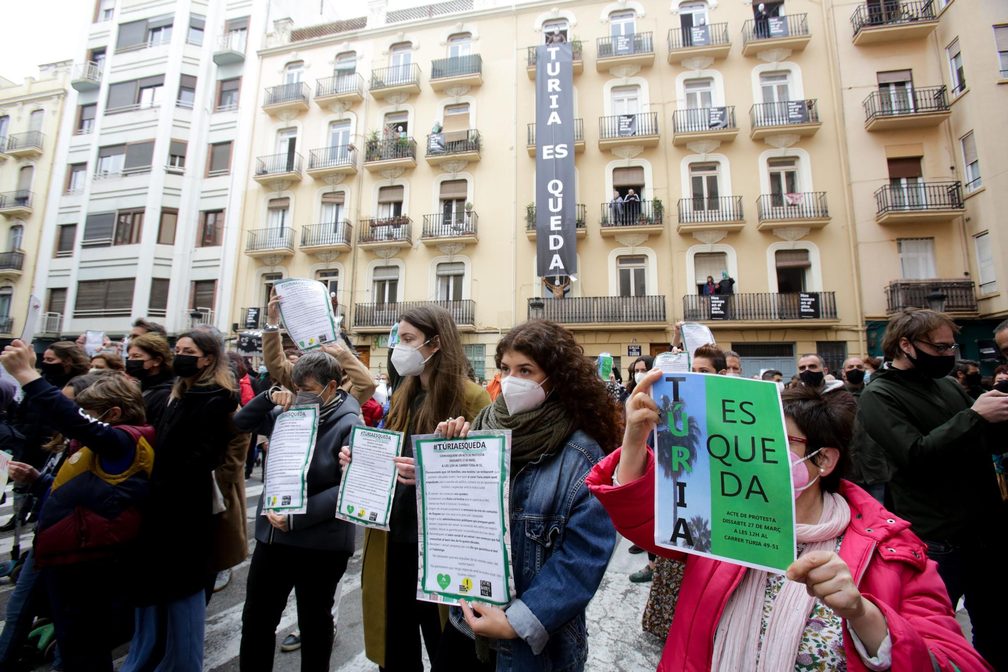 Protesta en la calle Turia ante el desahucio de 16 familias para construir apartamentos turísticos