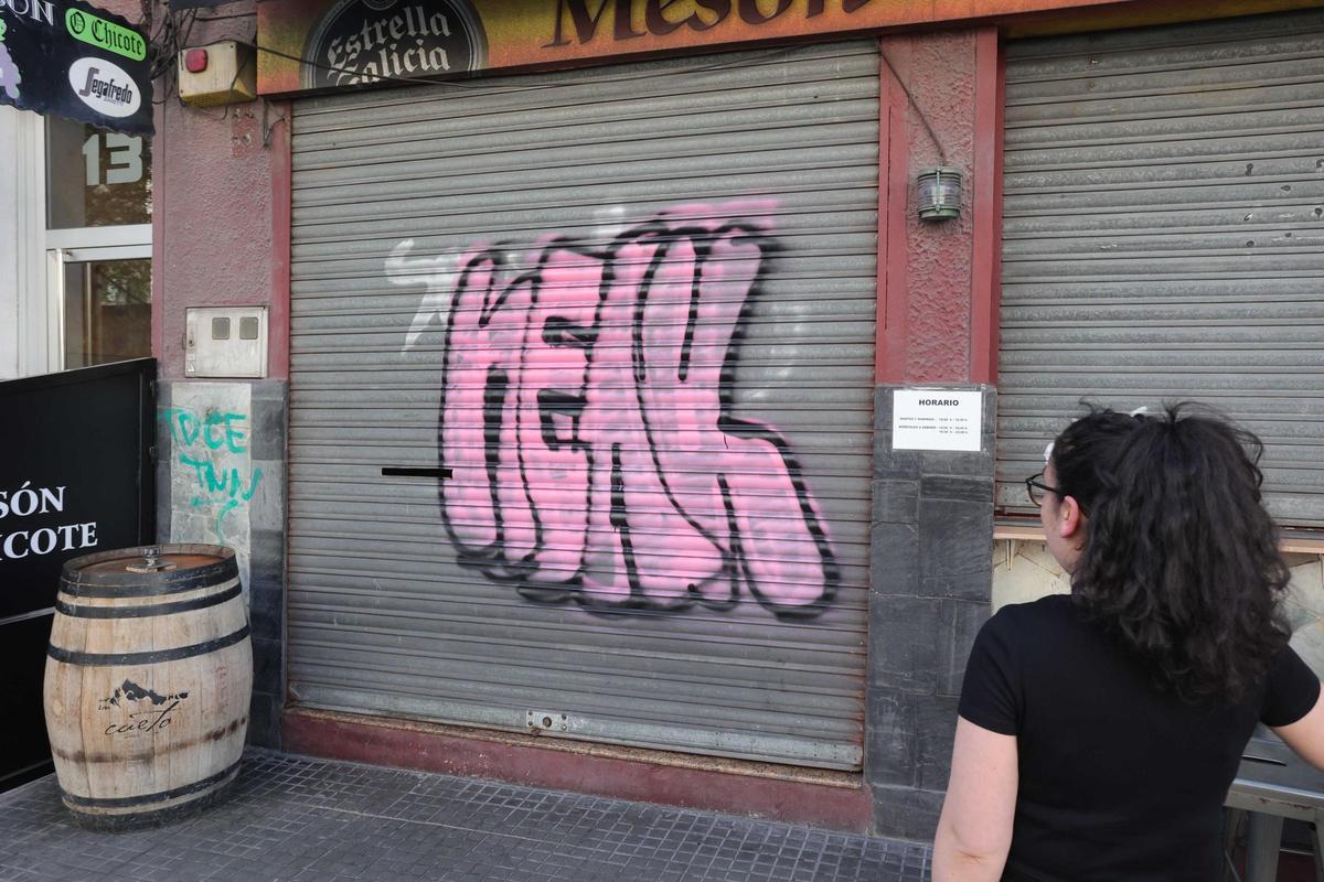 Oleada de grafitis la misma noche en seis bajos de Nicomedes Pastor Díaz Oleada de grafitis la misma noche en seis bajos de Nicomedes Pastor Díaz