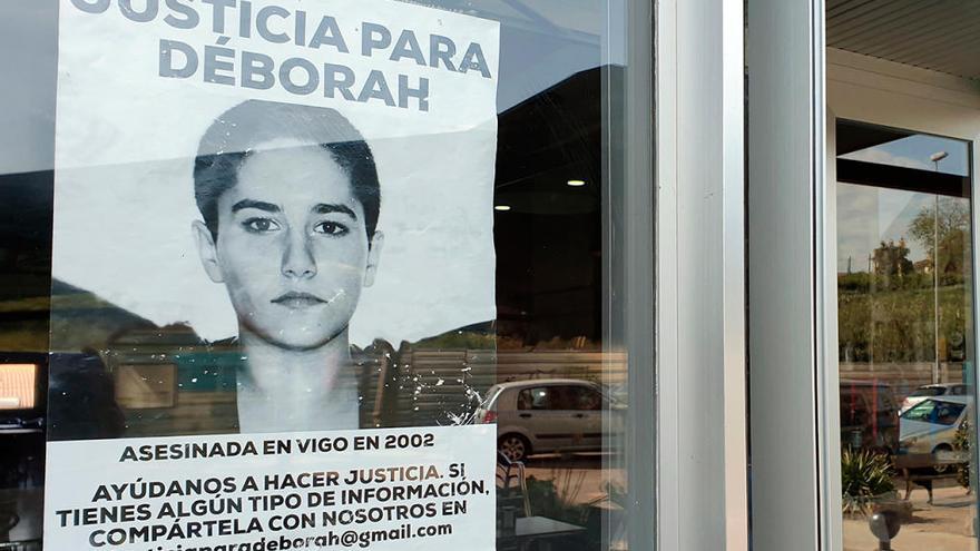 Un cartel con la foto de la joven Déborah. // Marta G. Brea