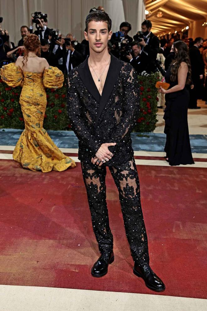 Manu Ríos debuta en la Met Gala 2022 vestido de Moschino