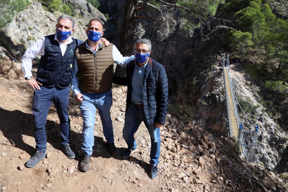 Inauguran el puente colgante de El Saltillo, en la Axarquía