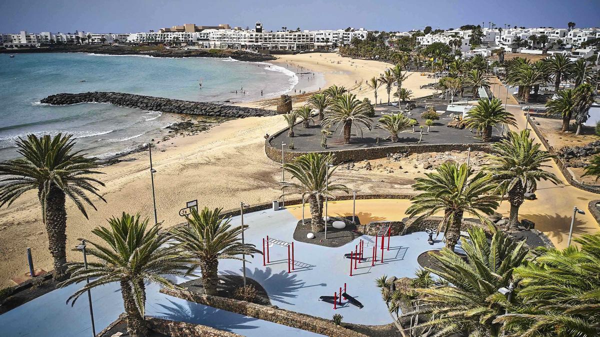 Paseo y playa de Las Cucharas en Costa Teguise.