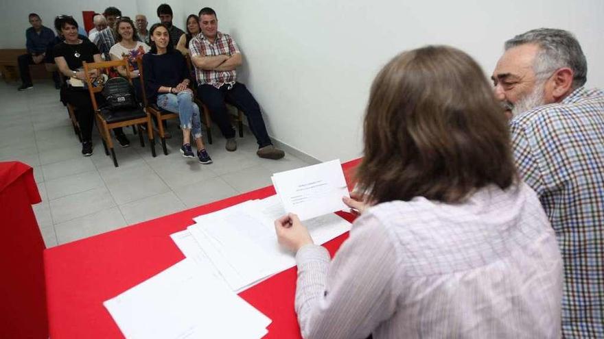 Los socialistas de A Estrada, ayer, reunidos en asamblea para elegir a sus delegados. // Bernabé / Cris M.V.