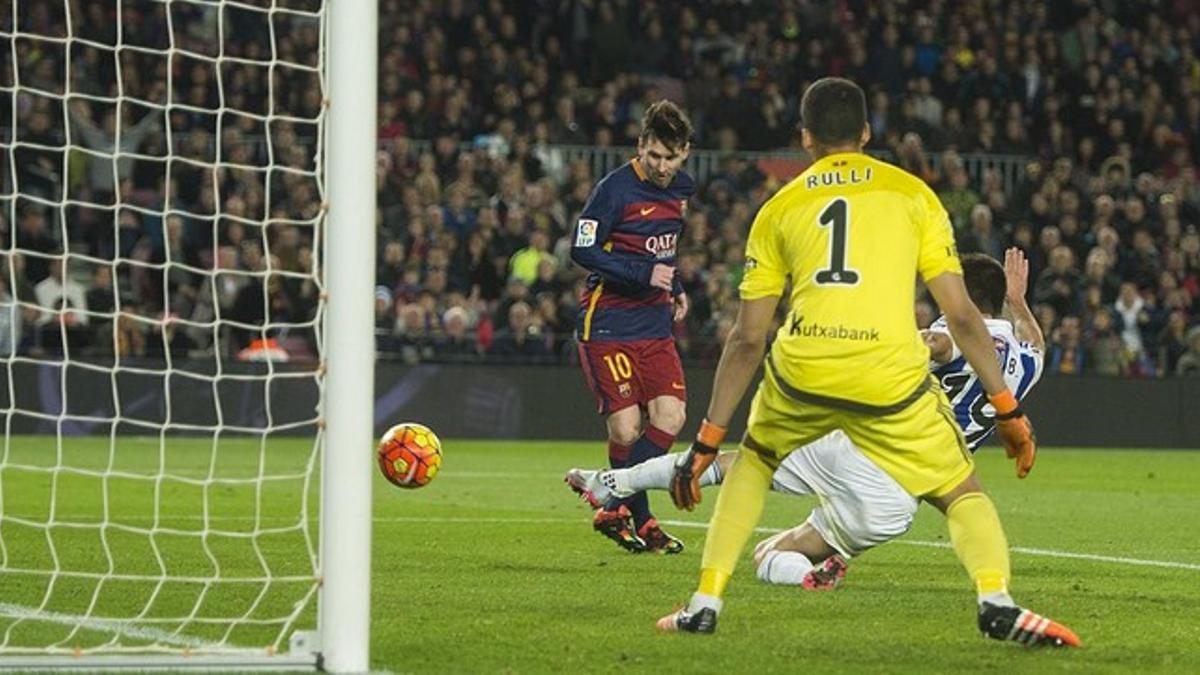 Messi remata a puerta vacía ante Yuri y Rulli el cuarto gol azulgrana durante el partido de liga entre el FC Barcelona y la Real Sociedad.