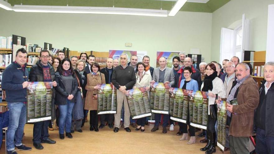 Representantes de colectivos e instituciones de la comarca, ayer, en la presentación del proyecto.