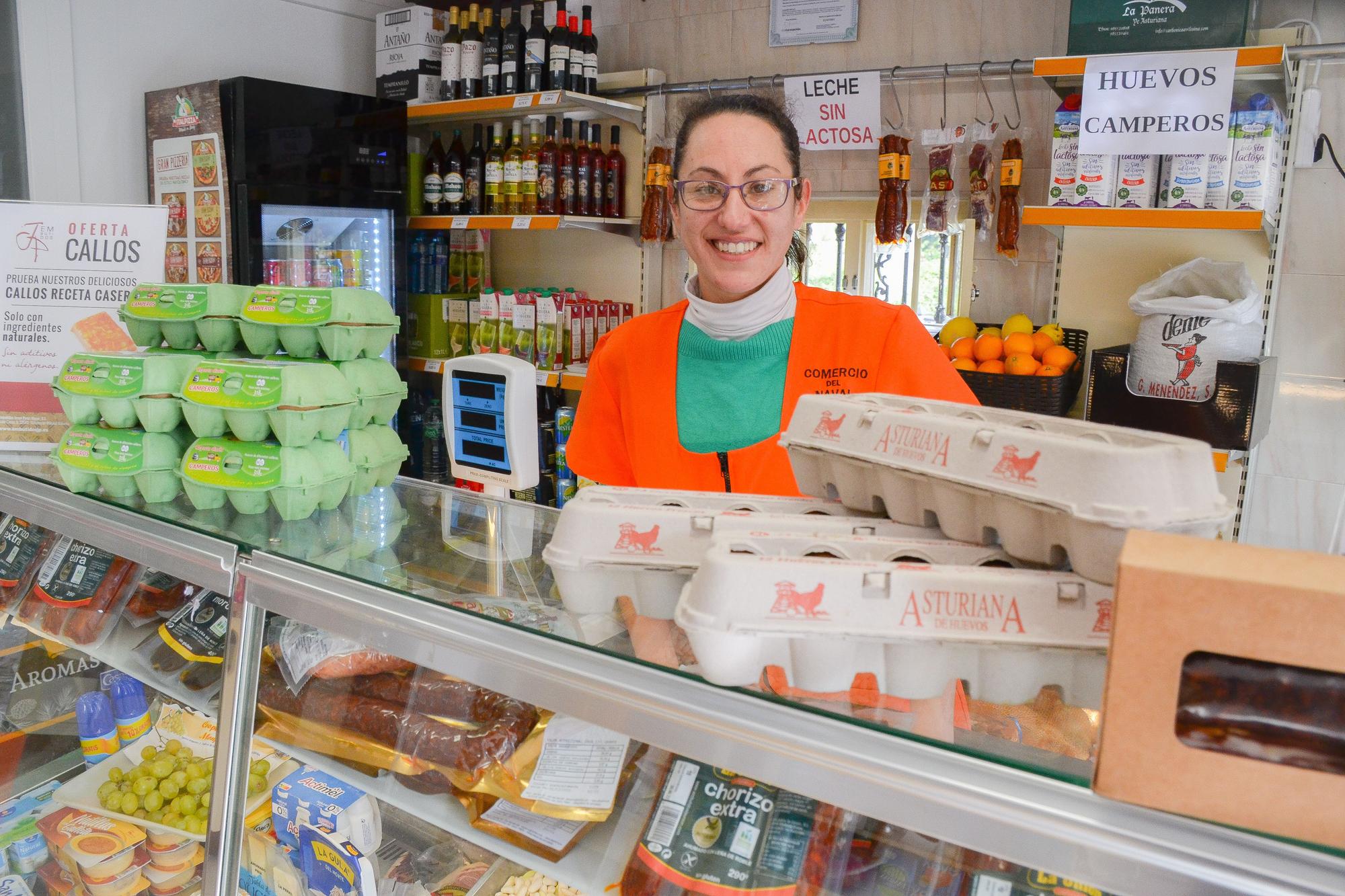 Raquel Soledad Martínez vende muchos productos de productores locales además de marcas asturianas.