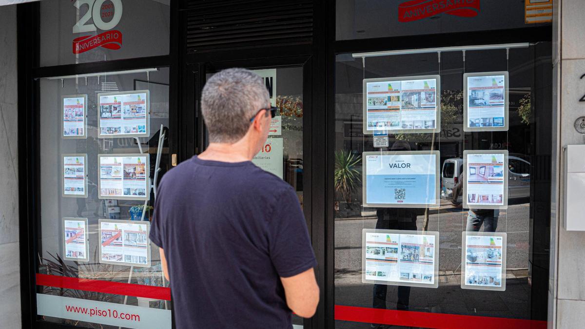 Un vigués, delante de una inmobiliaria.