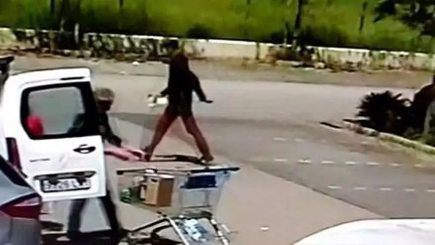Wie ein Dieb Kunden eines Einkaufszentrums auf Mallorca bestiehlt.