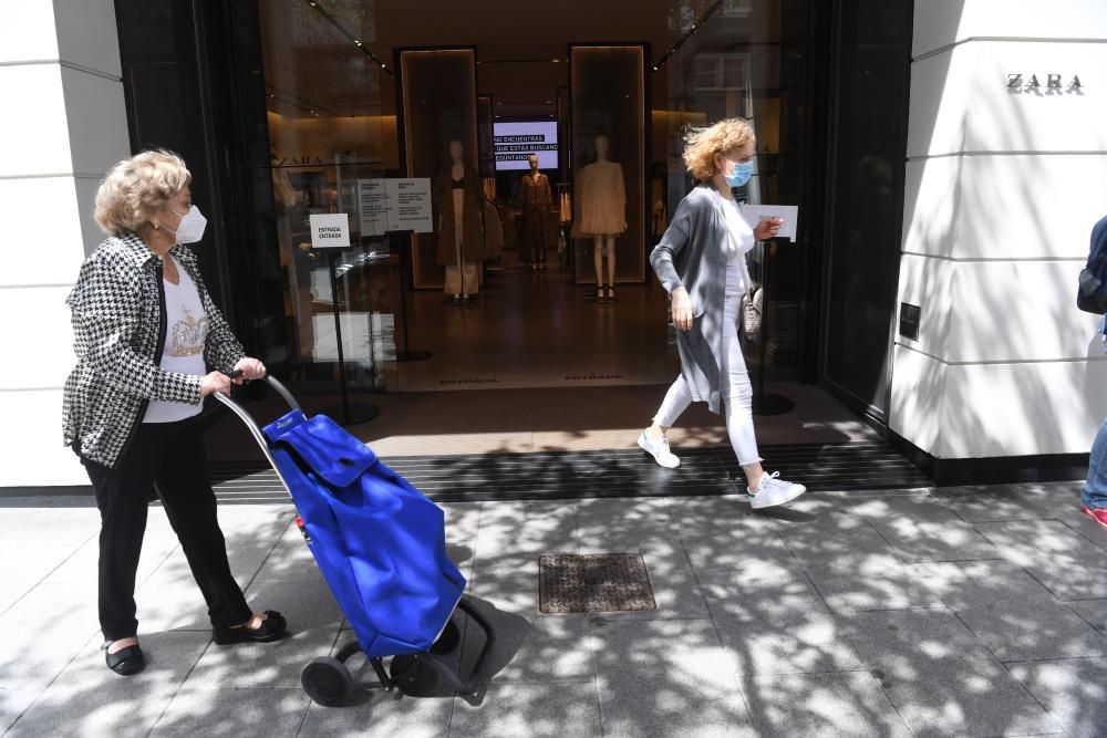 entre las tiendas que se abren este jueves se encuentra la situada en la calle Juan Flórez de A Coruña, la primera tienda que Amancio Ortega abrió con la marca Zara en 1975.