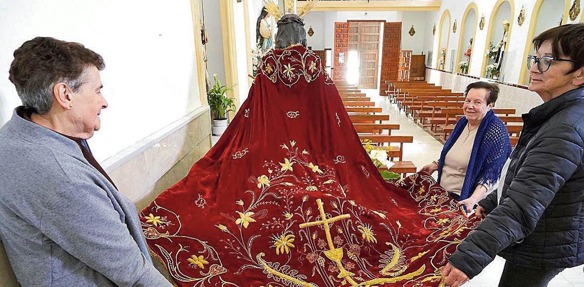 Unas vecinas muestran el manto del Ecce Homo de Faraján