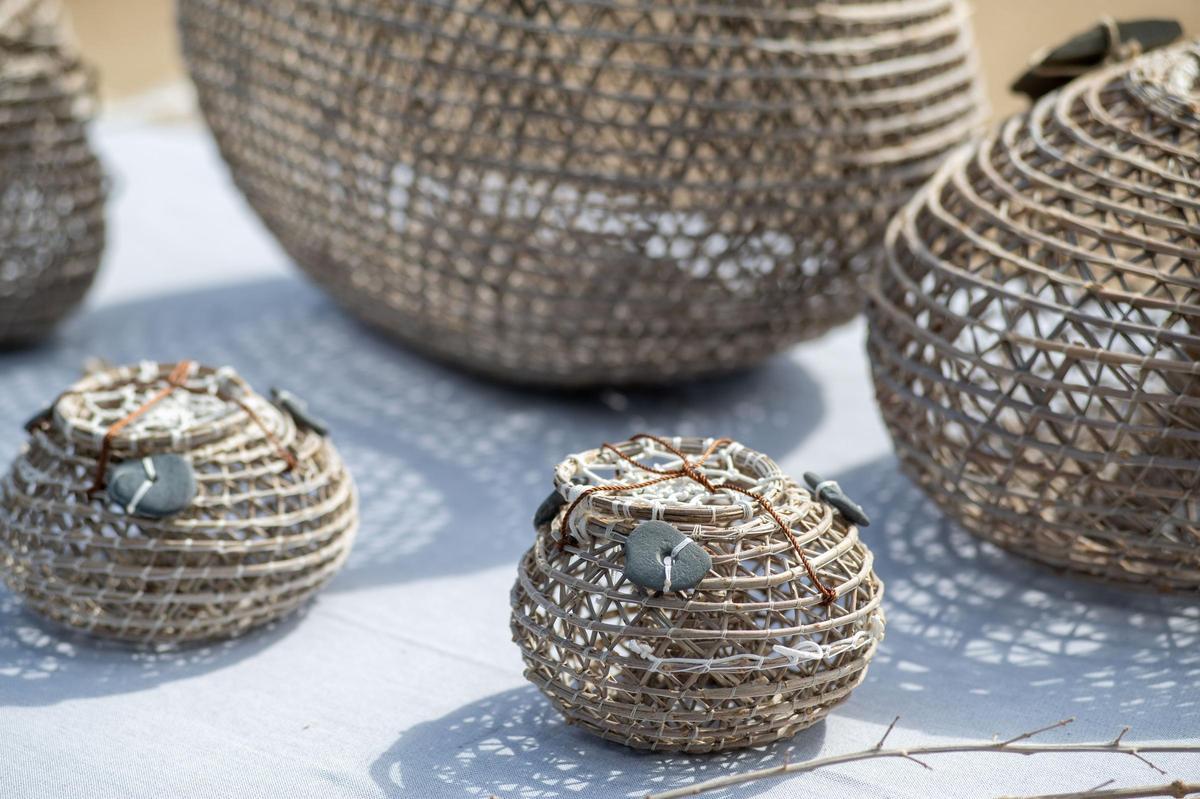 L'artesà Marc Blay que elabora gambines per decorar restaurants.