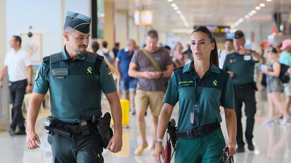 Unidad de la Guardia Civil en el aeropuerto de Ibiza