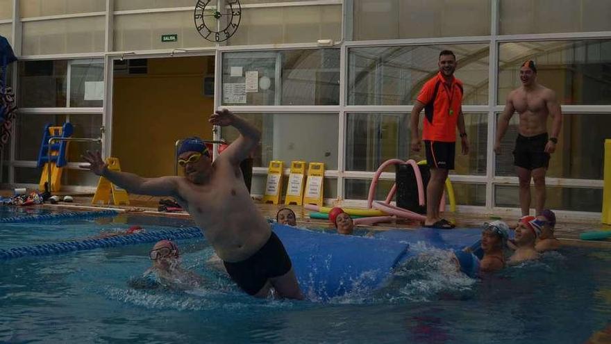 Actividad física y diversión se dieron cita ayer en la jornada de despedida de las actividades acuáticas de la piscina cubierta.