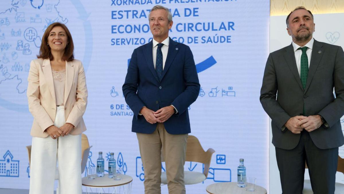 Ángeles Vázquez, Alfonso Rueda y Julio García Comesaña, ayer, en Santiago.