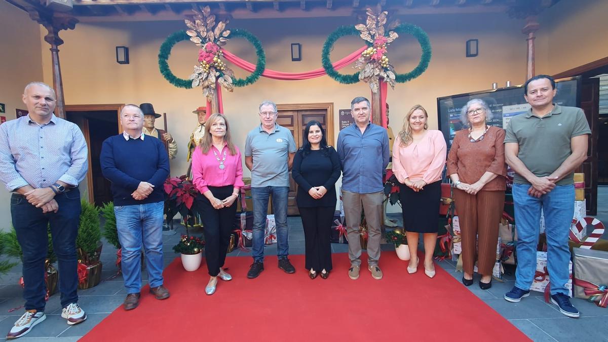 La alcaldesa de Candelaria, Mari Brito (c), junto a miembros del gobierno municipal.