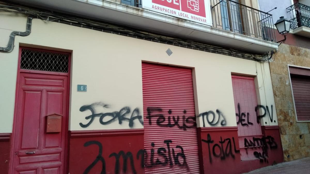 Pintadas en la fachada del PSOE de Monóvar