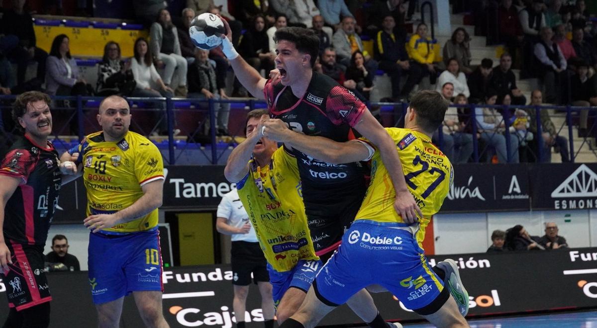 Dani Serrano intenta un lanzamiento.