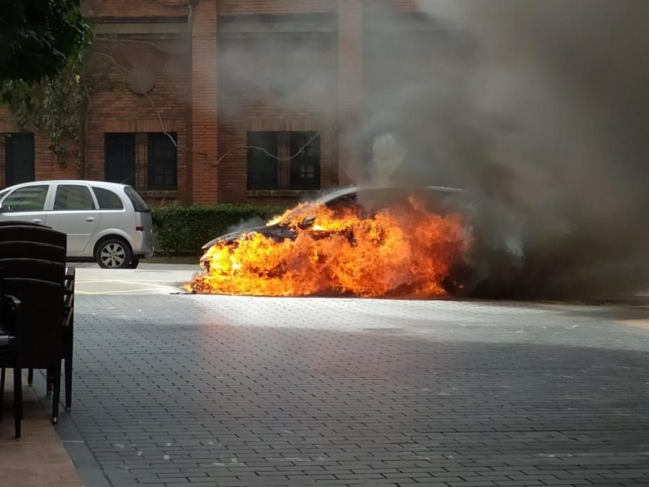 Susto en el centro de Oviedo al arder un coche en marcha.