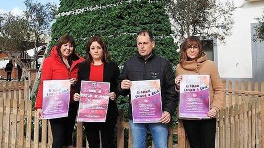 Responsables del Consell y de la Pime con el cartel de la campaña.