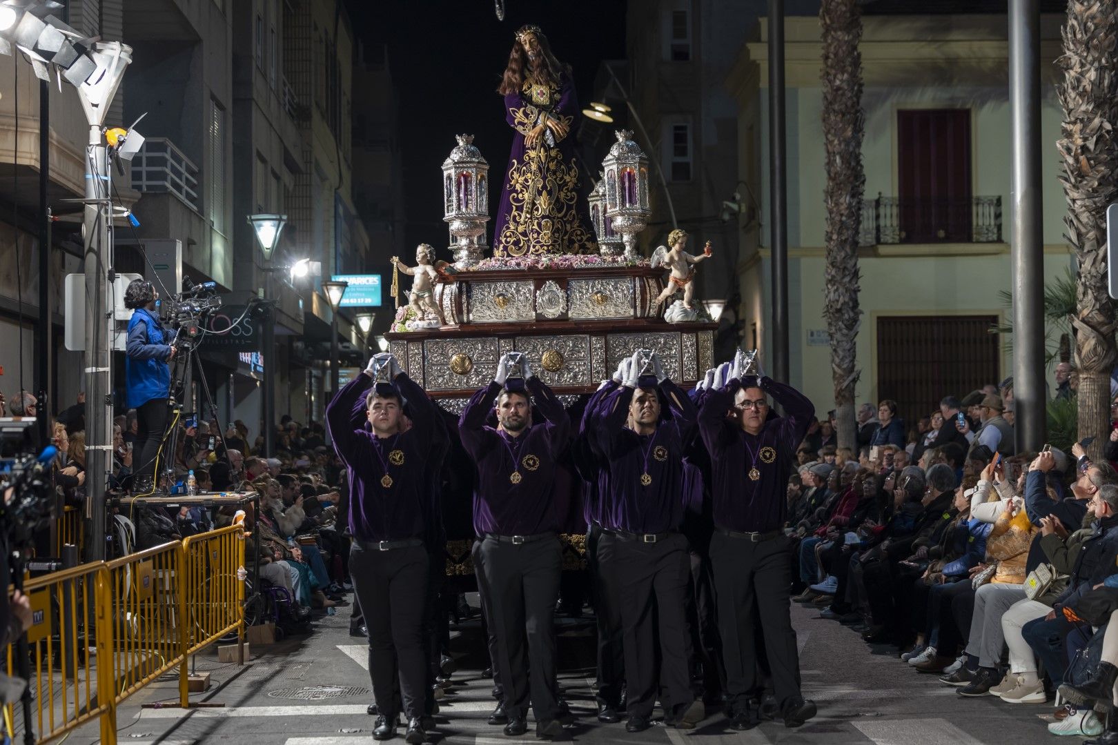 Las quince cofradías de la Semana Santa de Torrevieja recorrieron las calles en Viernes Santo