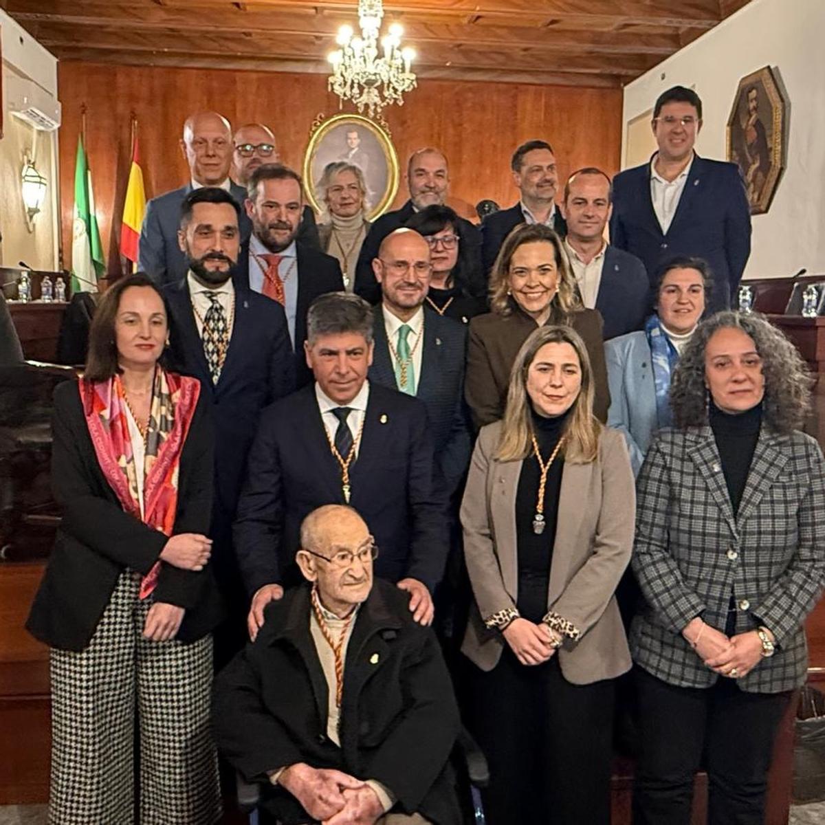 Paquillo Moreno, tras recibir el título de hijo predilecto de Montilla, con la Corporación.
