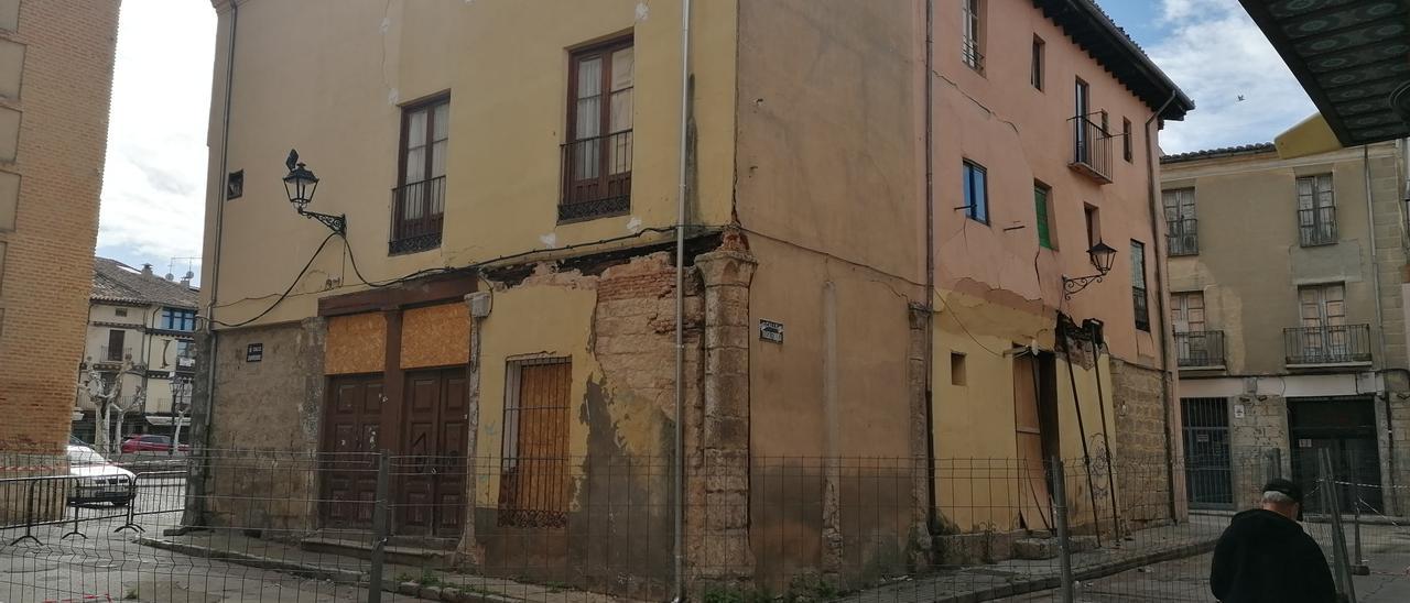 Fachadas del histórico edificio en las calles Zapateros y Trasalfóndiga de Toro