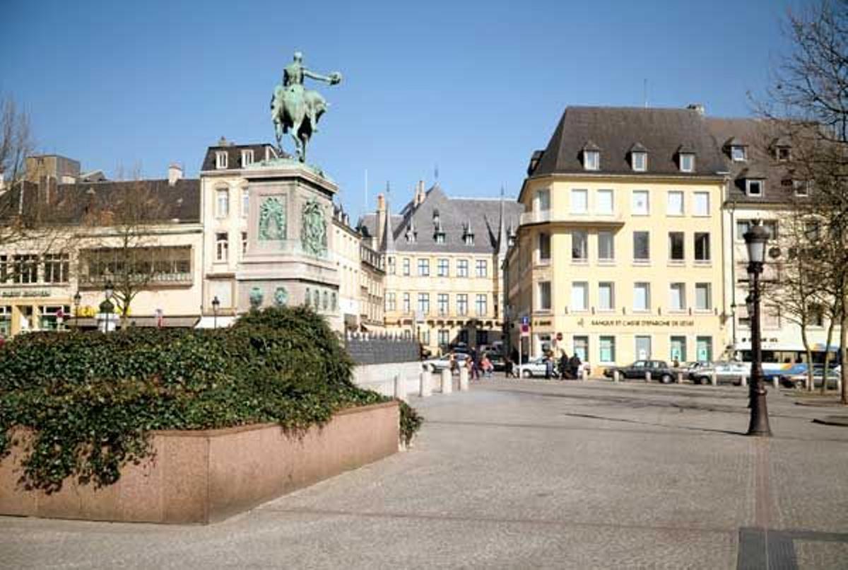 Estatua del Gran Duque Guillermo II con el Palacio Ducal a sus espaldas, construido como Ayuntamiento en 1572 bajo el gobierno español.