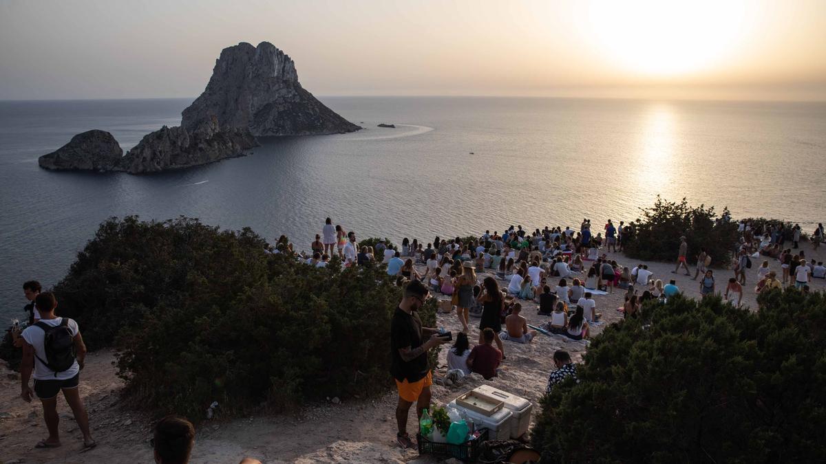 La puesta de sol en Ibiza, un botellón con vistas