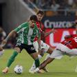 Abde Ezzalzouli lucha con Samú Costa durante el partido de la jornada 11 de LaLiga que Real Betis y RCD Mallorca disputan en La Cartuja