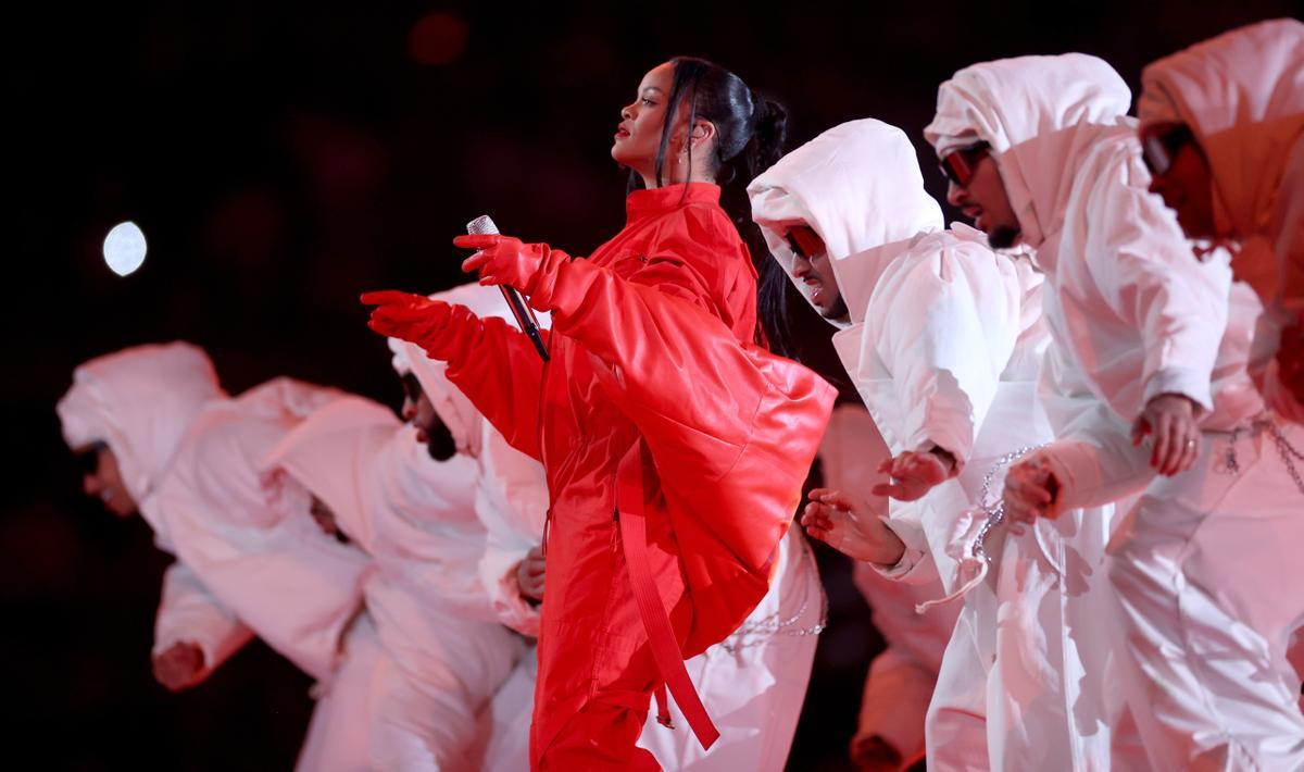 Rihanna revela su segundo embarazo en su regreso musical en la Super Bowl