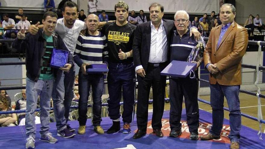 Sobre estas líneas Amoedo junto a varios de los grandes campeones del Saudade. A la derecha, el técnico da instrucciones a Suso García.