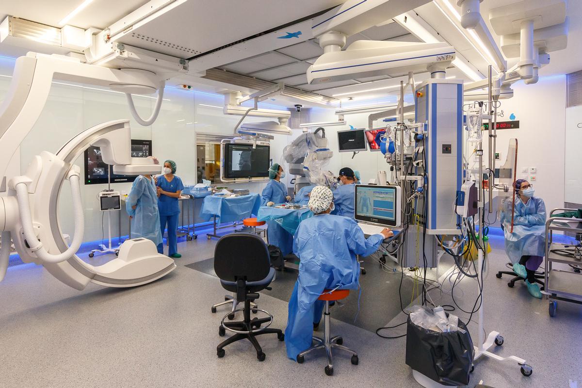 Los espacios del nuevo Bloque Quirúrgico de Hospital Sant Joan de Déu. Un equipo de cirujanos, enfermeras y profesionales asociados trabajan cuidadosamente durante una cirugía.