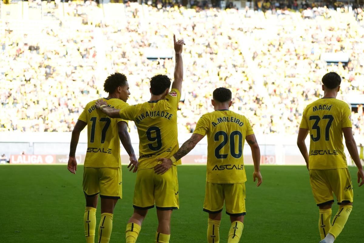 Los futbolistas del Villarreal celebrando el tanto de Mikautadze