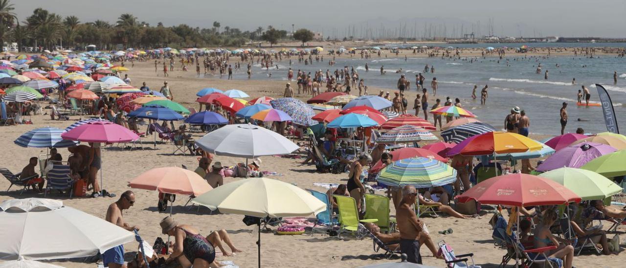 La playa del Port de Sagunt se llena estos días. | TORTAJADA