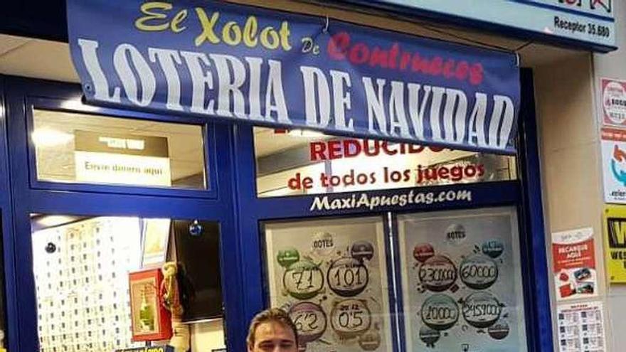 Maxi Álvarez, ayer, en su administración de loterías.