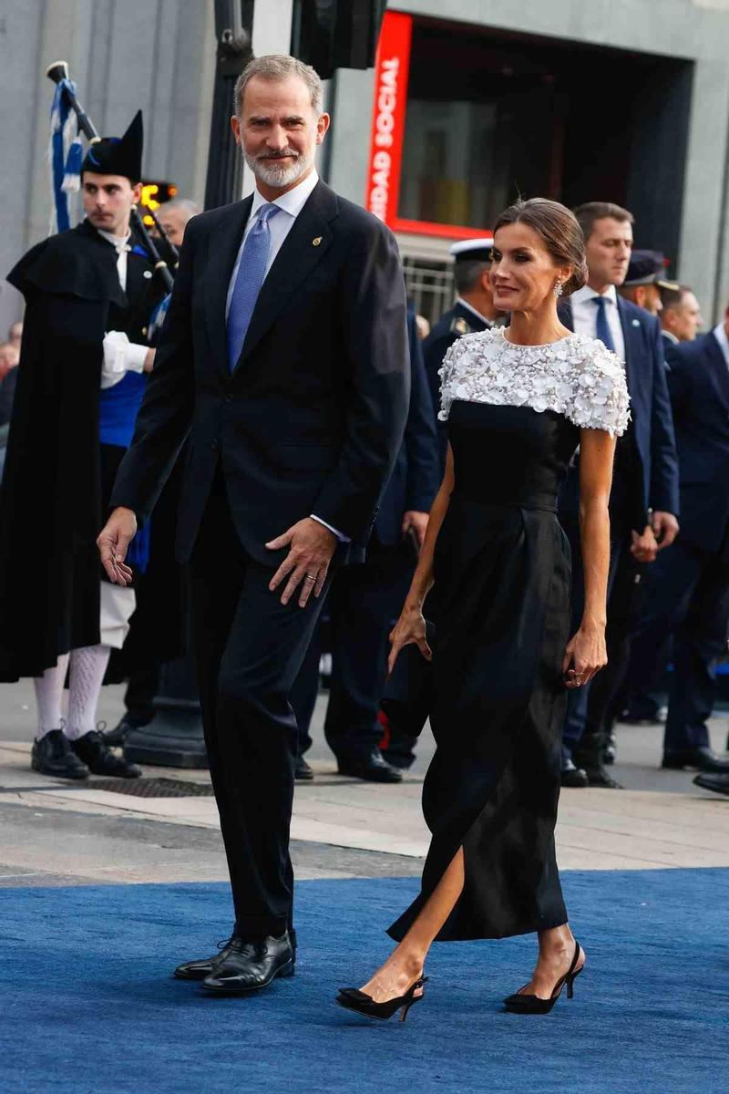 La reina Letizia con un vestido de Carolina Herrera en los Premios Princesa de Asturias 2022