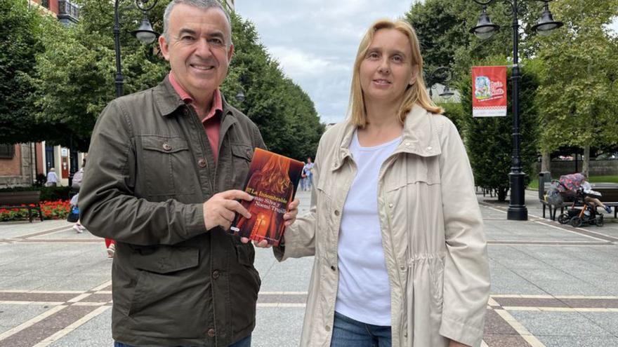 Lorenzo Silva y Noemí Trujillo con su libro &quot;La innombrable&quot;.